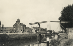 404784 Gezicht op de Rodebrug over de Vecht te Utrecht, met links het politiebureau Rodebrug (Hogelanden W.Z. 32).